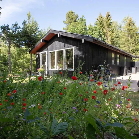 Hébergement de vacances Cozy Summerhouse In An Incredibly Scenic Location *